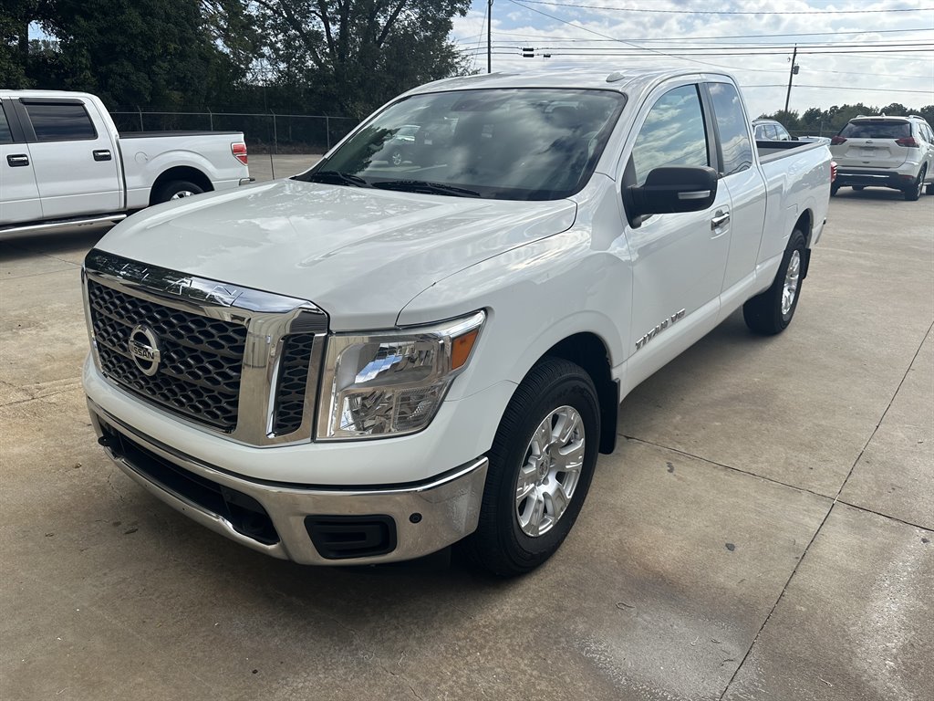 2018 Nissan Titan SV's photo